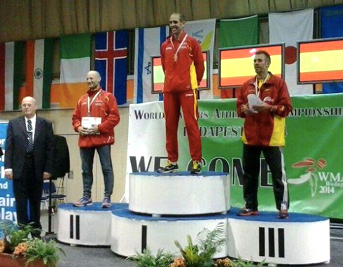 Oscar Gonzalez stands atop podium at worlds with M35 pentathlon WR. Photo by Kiko Rodriguez